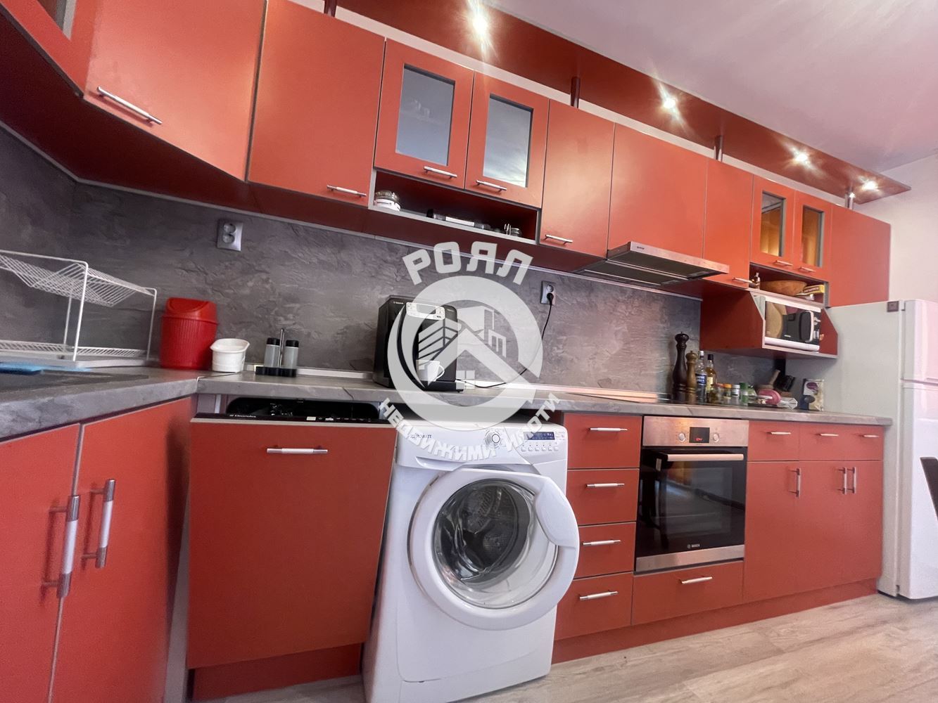 Роял имоти продава ЕКСКЛУЗИВНО тристаен апартамент, кв.Прослав!!!Напълно обзаведен!!!С Гараж и Паркомясто!!! - 0