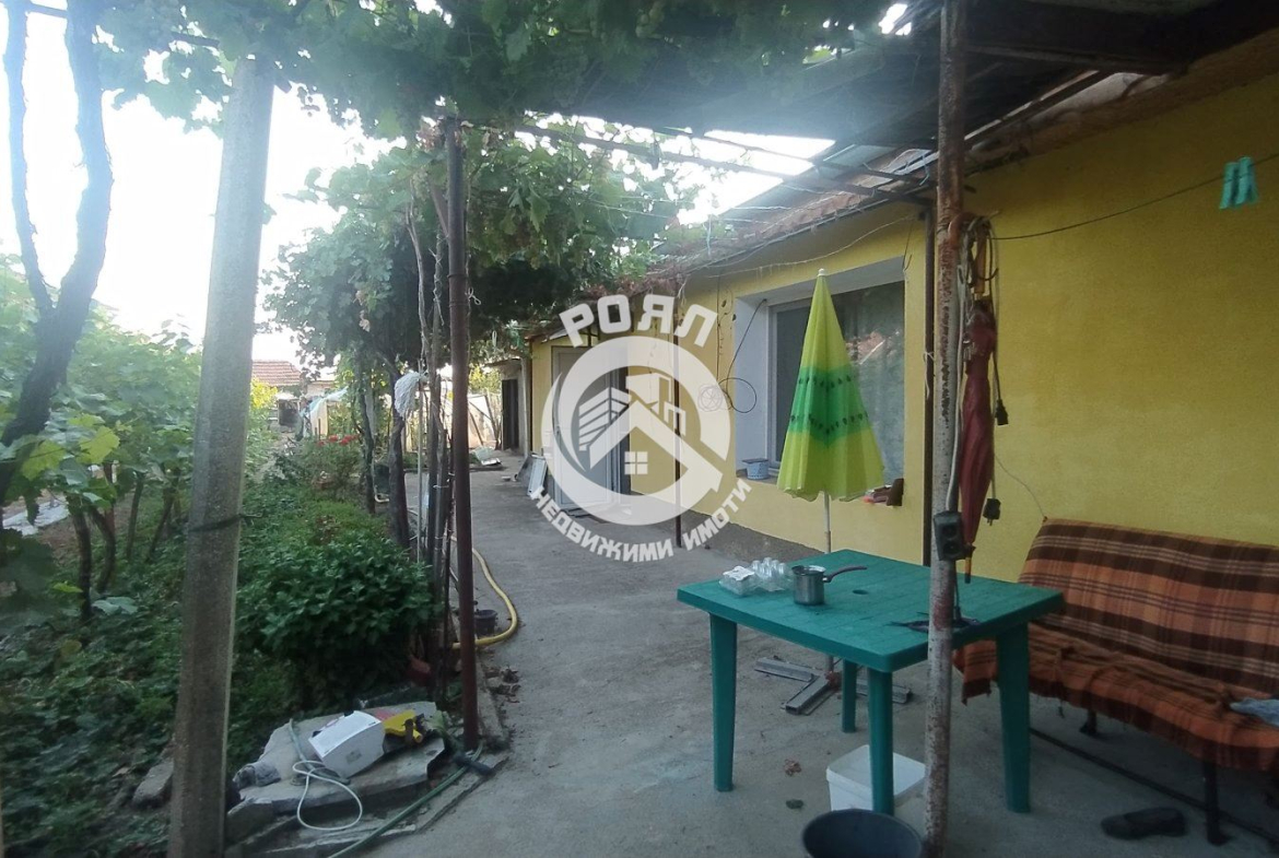 Роял имоти продава къща с двор в с. Паничери - 0