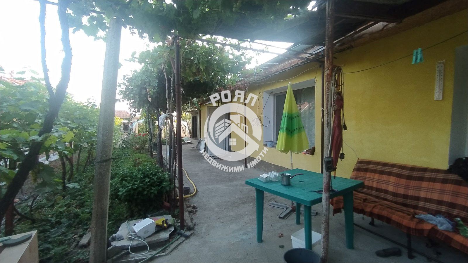 Роял имоти продава къща с двор в с. Паничери - 0