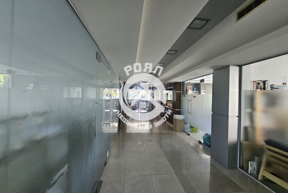 Роял Имоти продава търговски обект в кв.Център - 0