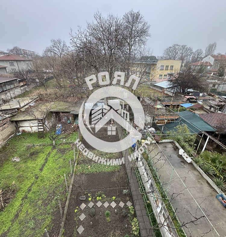 Роял Имоти продава етаж от къща с двор в гр. Стамболийски - 0