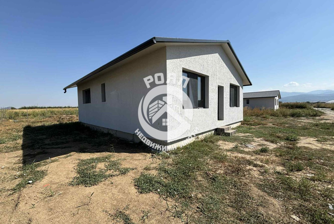 Роял Имоти предлага за продажба едноетажна къща в с. Оризари, област Пловдив - 0