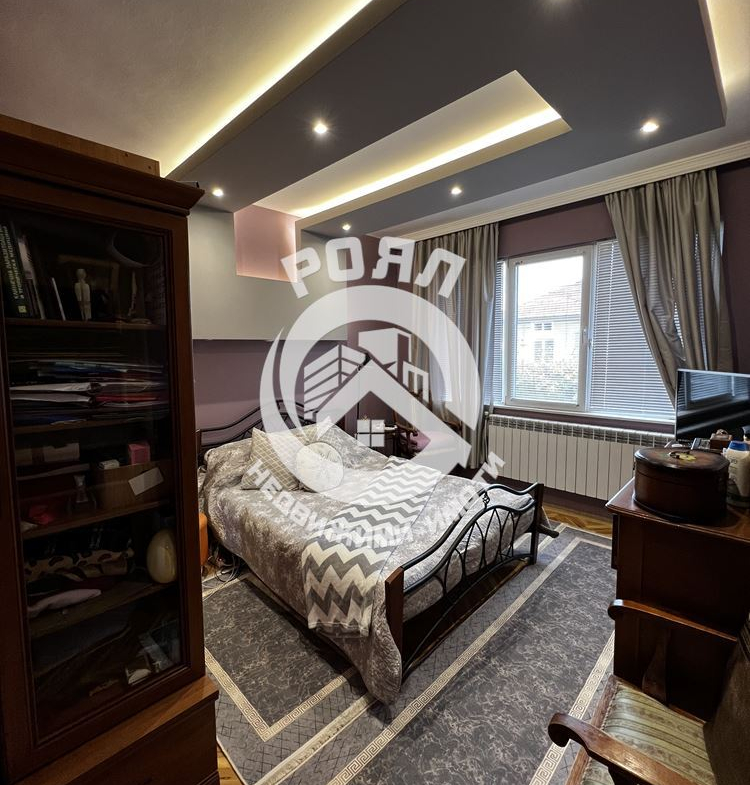 Роял имоти продава етаж от къща + мансарден двустаен апартамент, гараж, Прослав, Пловдив - 0