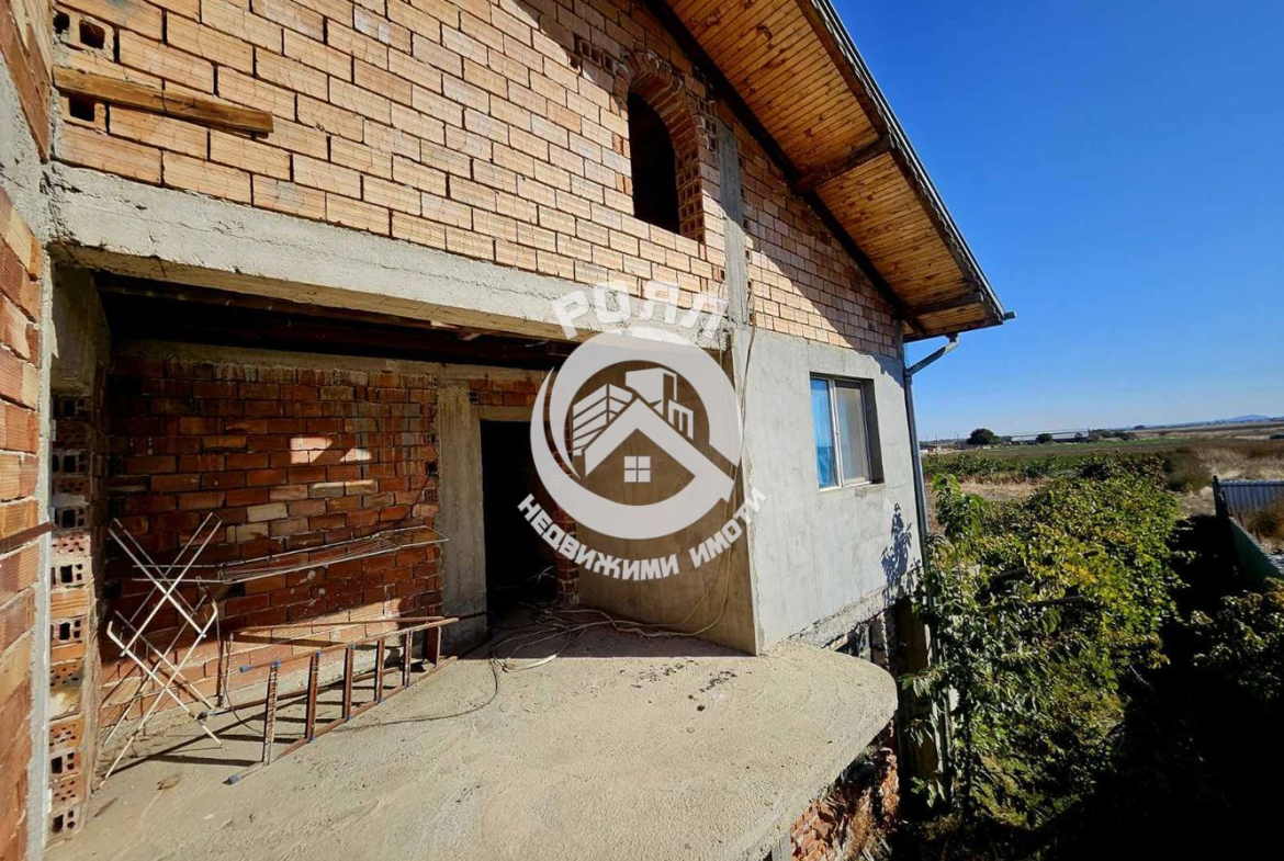 Роял имоти продава УПИ със сгради в с. Цалапица - 0