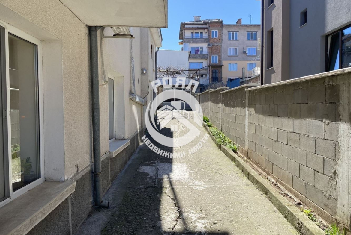 Роял имоти продава два етажа от къща,гр Асеновград,кв.Изток - 0