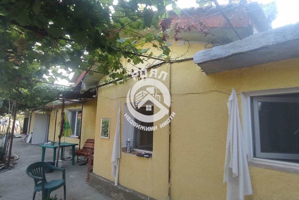 Роял имоти продава къща с двор в с. Паничери - 0