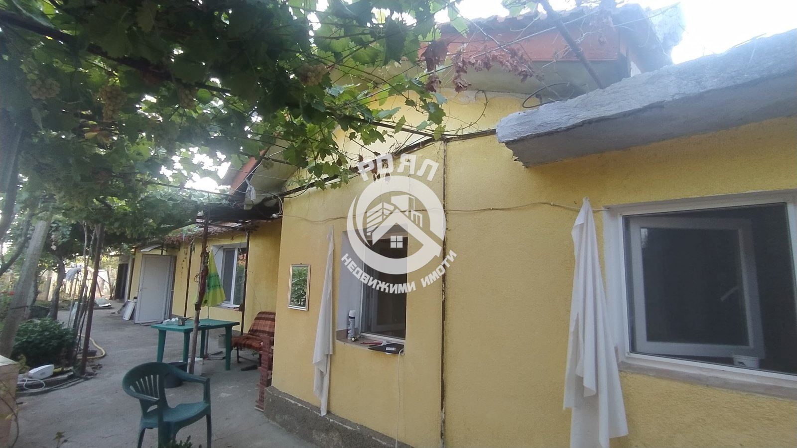 Роял имоти продава къща с двор в с. Паничери - 0