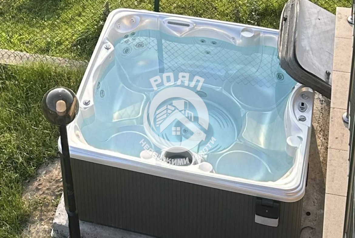 Роял Имоти продава работещ хотел в гр. Батак - 0