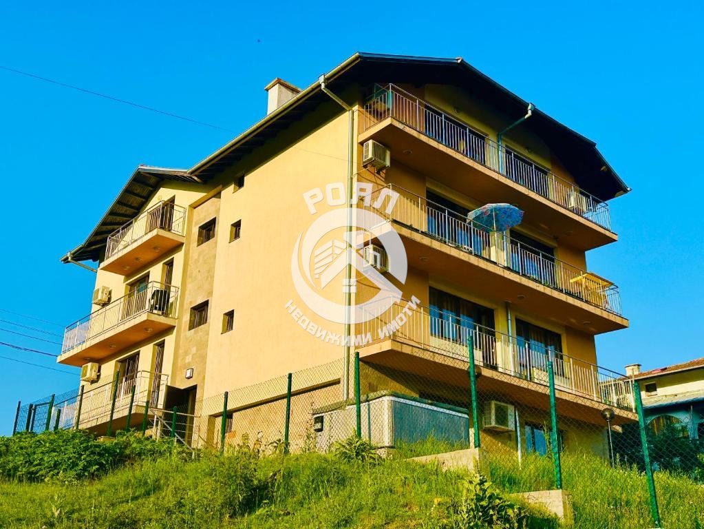 Роял Имоти продава работещ хотел в гр. Батак - 0