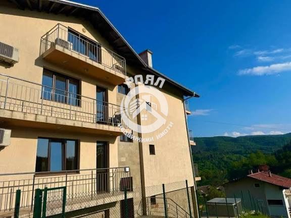 Роял Имоти продава работещ хотел в гр. Батак - 0