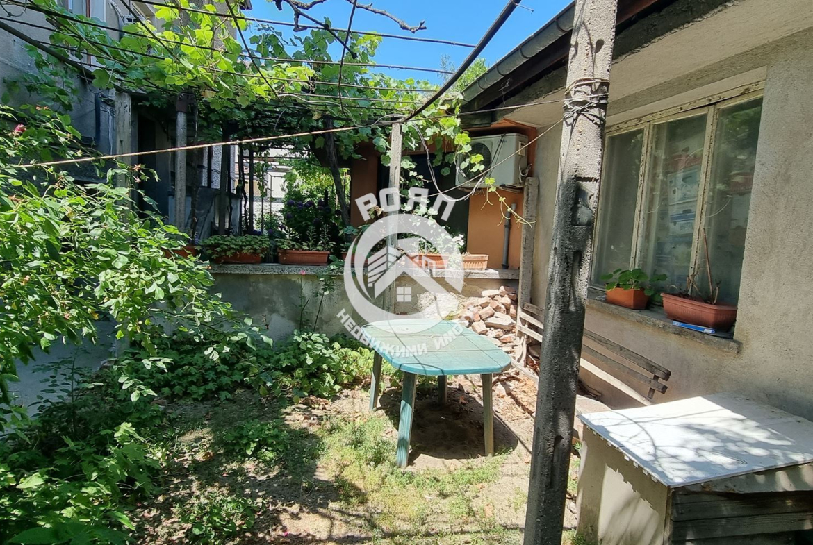 Роял имоти продава етаж от къща в квартал Изгрев, до 6-то РПУ Пловдив - 0