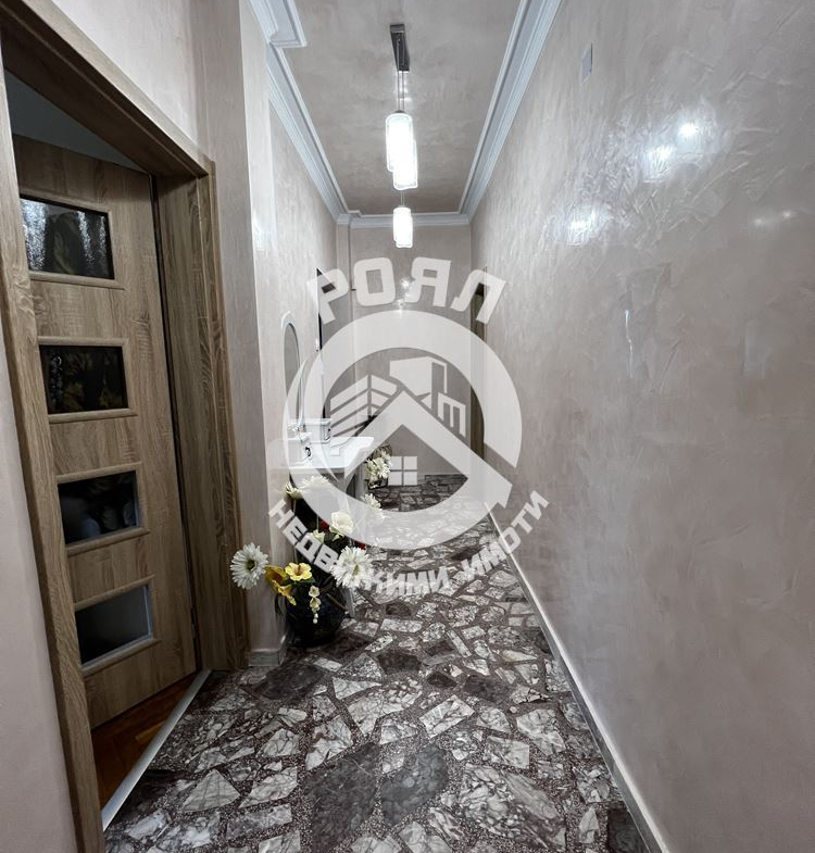 Роял имоти продава етаж от къща + мансарден двустаен апартамент, гараж, Прослав, Пловдив - 0