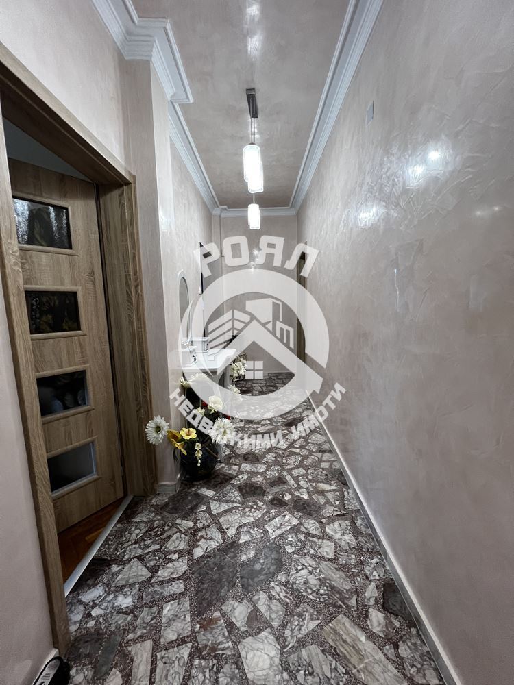 Роял имоти продава етаж от къща + мансарден двустаен апартамент, гараж, Прослав, Пловдив - 0