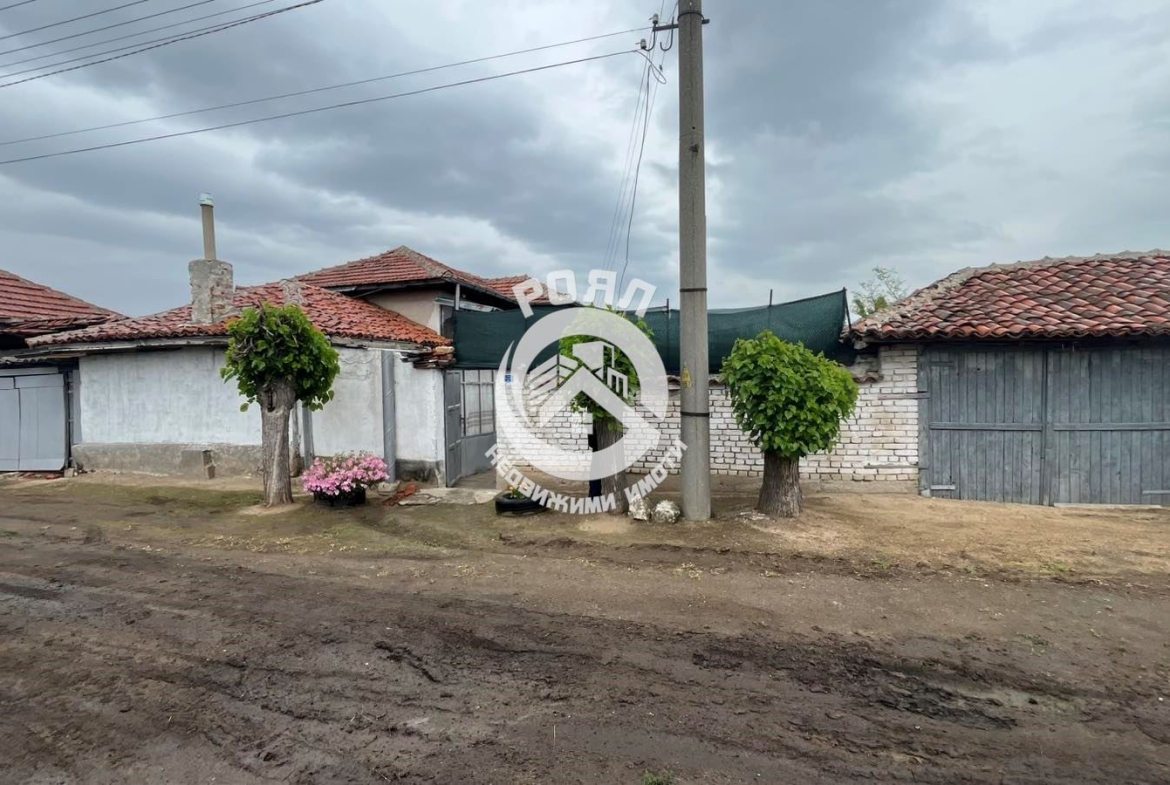 Роял Имоти продава къща в с.Голям чардак. - 0
