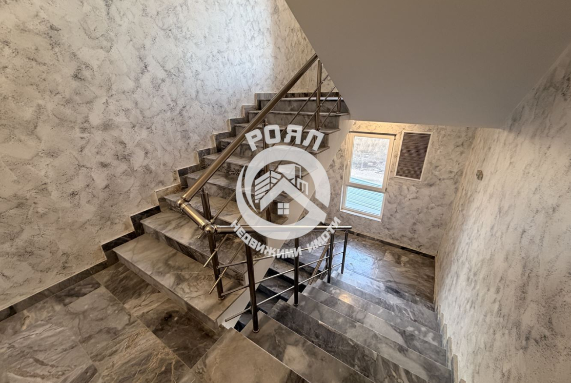 Роял имоти продава Ексклузивно тристаен апартамент, с акт 16, кв.Гагарин, Пловдив - 0