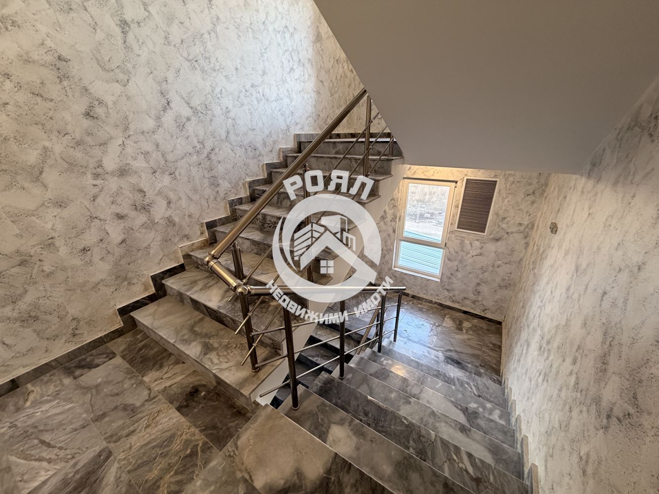 Роял имоти продава Ексклузивно тристаен апартамент, с акт 16, кв.Гагарин, Пловдив - 0