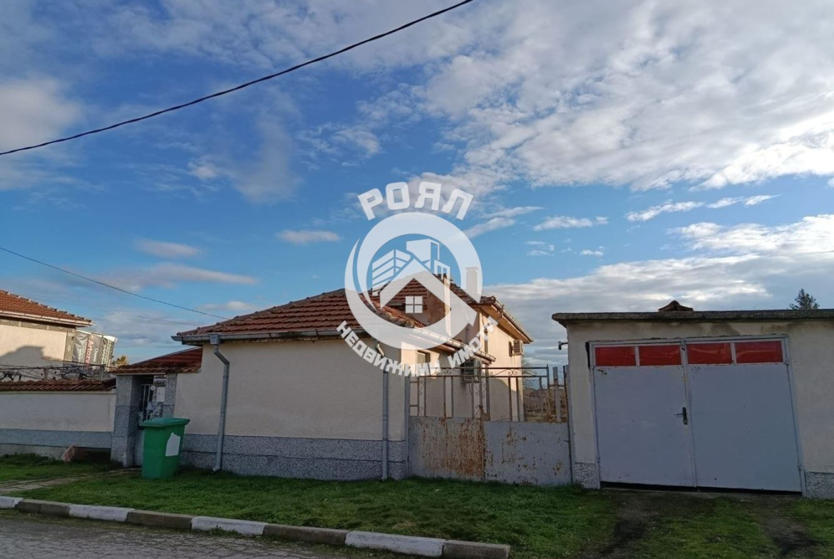 Роял имоти продава двуетажна къща с двор в с.Ясно Поле, Пловдив - 0