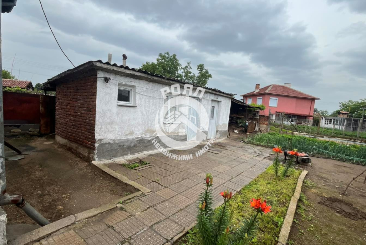 Роял Имоти продава къща в с.Голям чардак. - 0