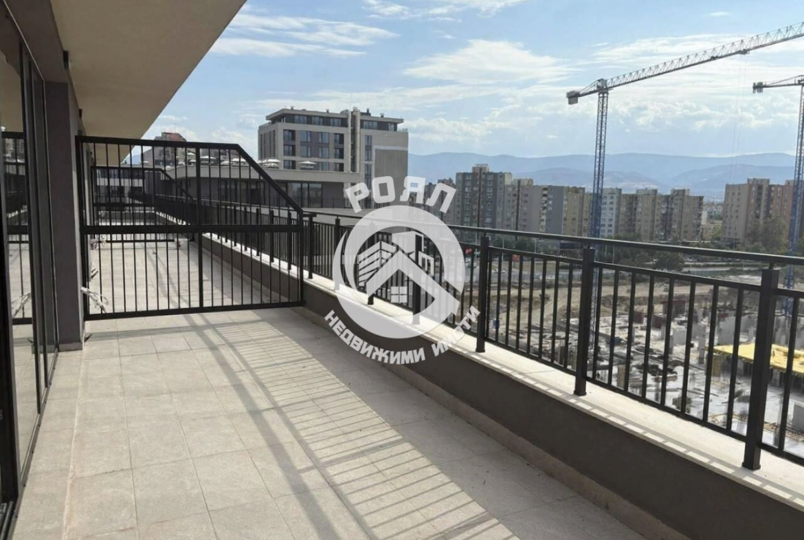 Роял имоти продава тристаен апартамент, Тракия, Пловдив - 0