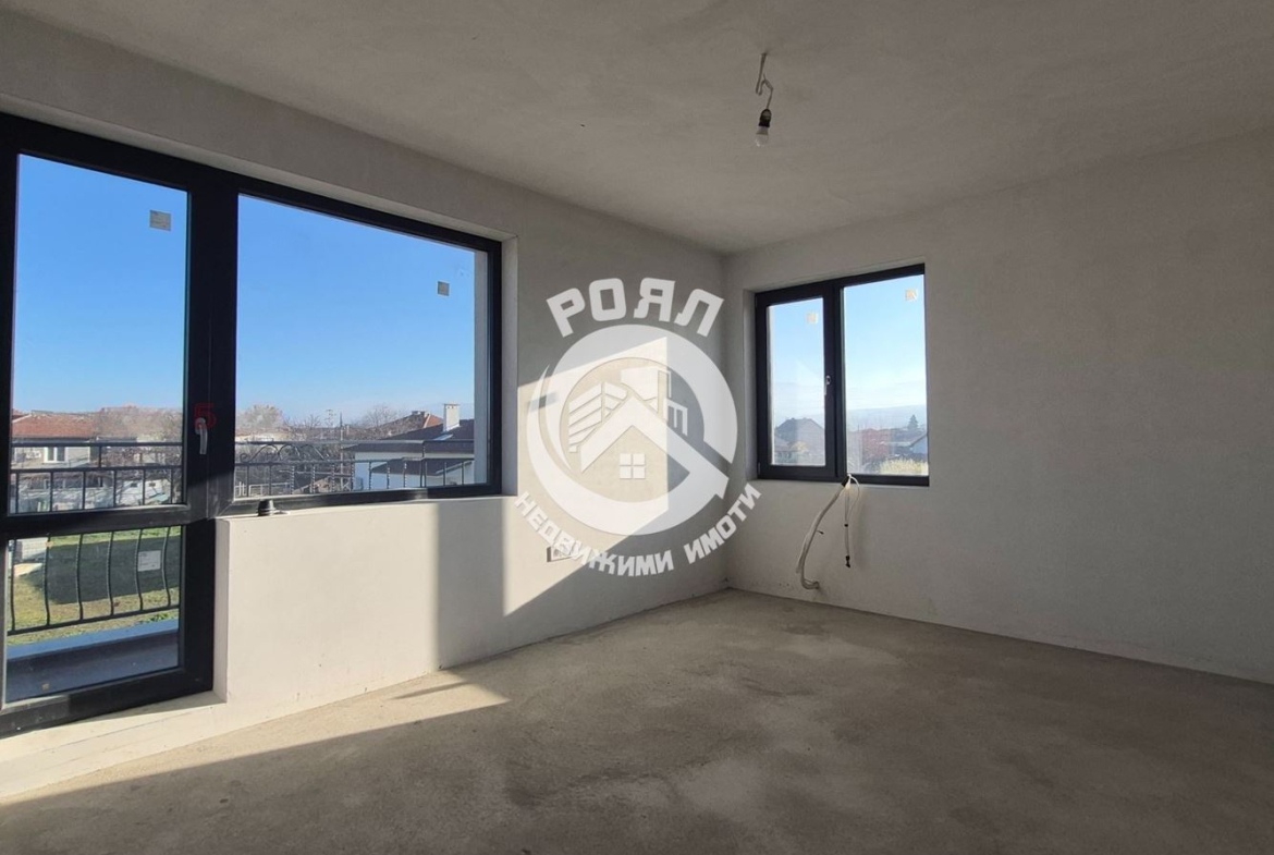 Роял Имоти предлага за продажба двуетажна къща в с.Златитрап - 0