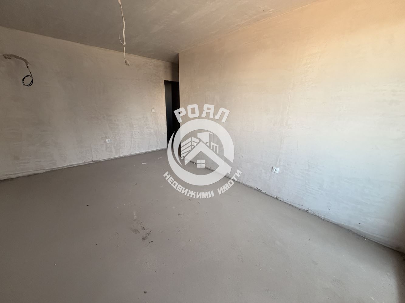 Роял имоти продава Ексклузивно тристаен апартамент, с акт 16, кв.Гагарин, Пловдив - 0