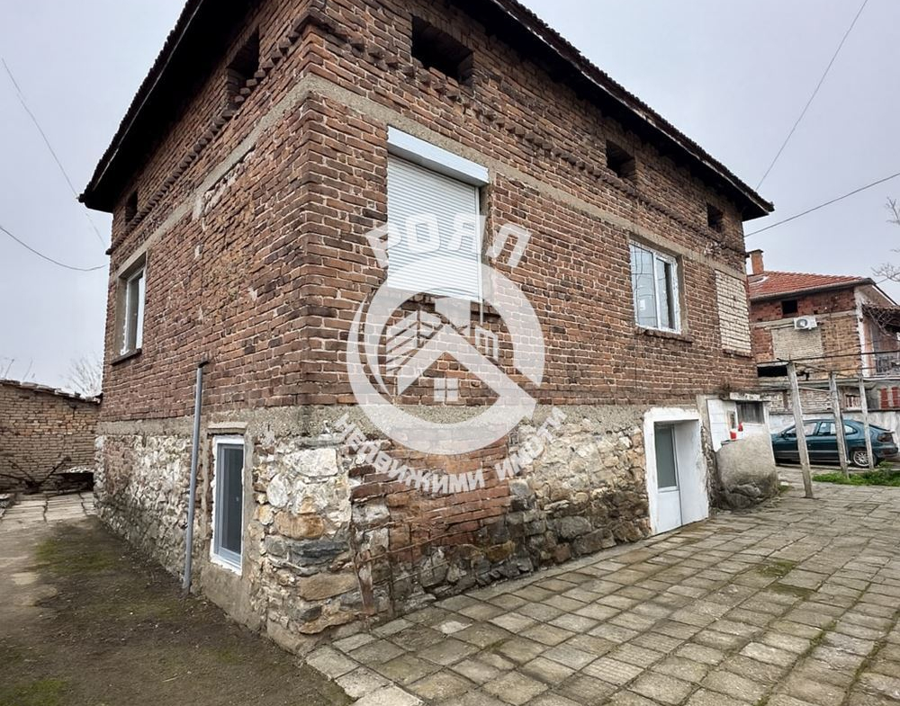 Роял имоти продава Ексклузивно двуетажна къща с двор в с.Йоаким Груево - 0