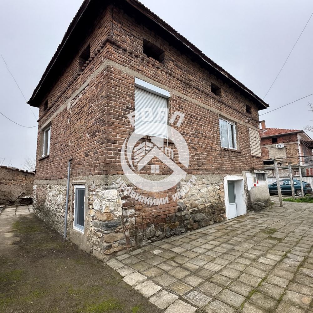 Роял имоти продава Ексклузивно двуетажна къща с двор в с.Йоаким Груево - 0