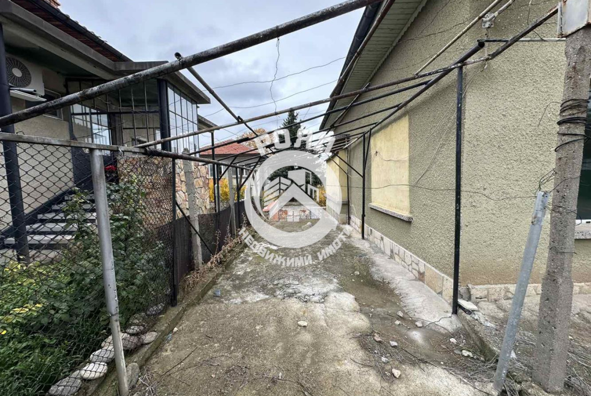 Роял Имоти продава двуетажна къща с двор в гр.Перущица - 0