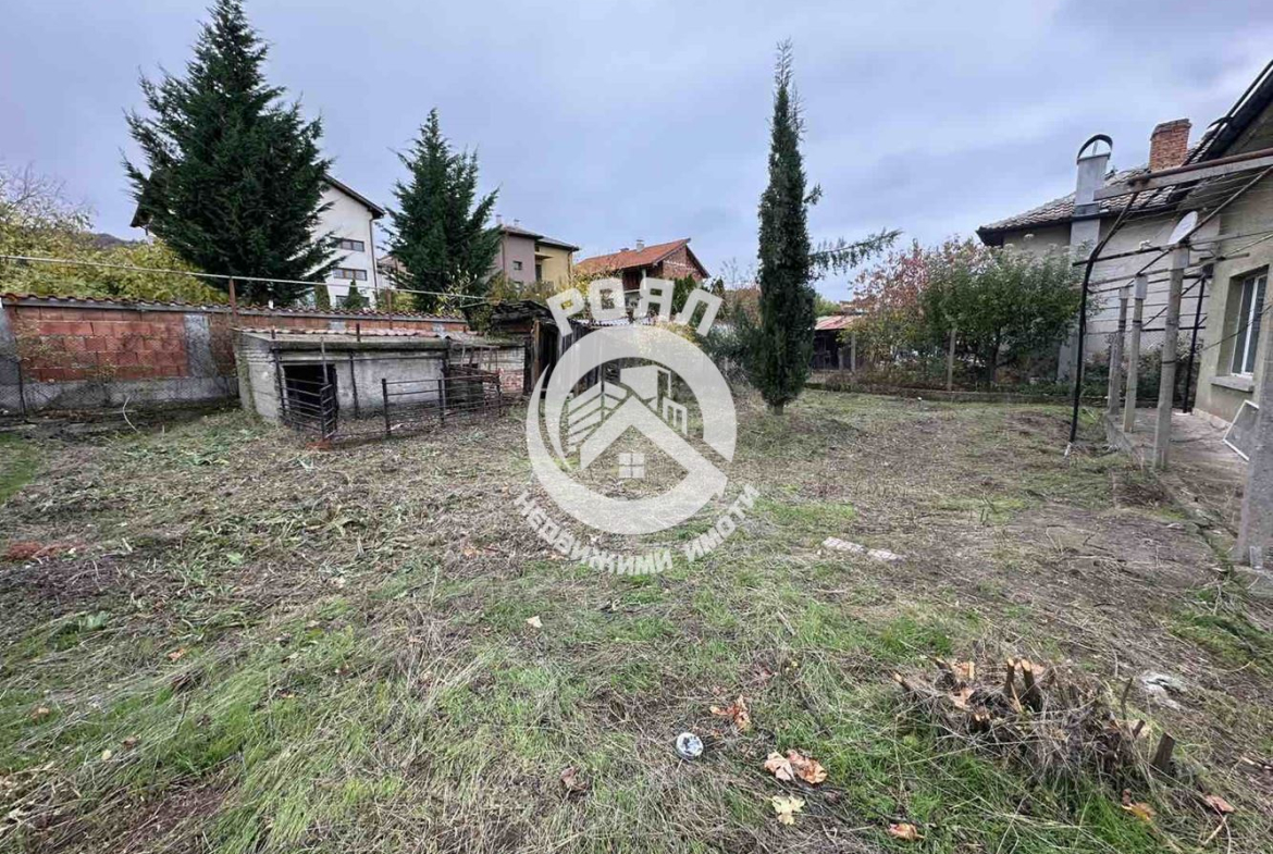 Роял Имоти продава двуетажна къща с двор в гр.Перущица - 0