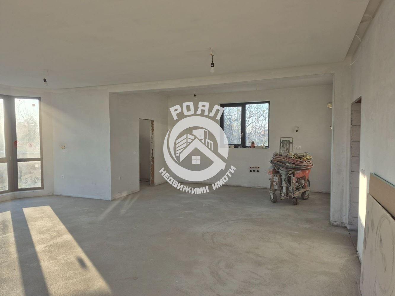 Роял Имоти предлага за продажба двуетажна къща в с.Златитрап - 0