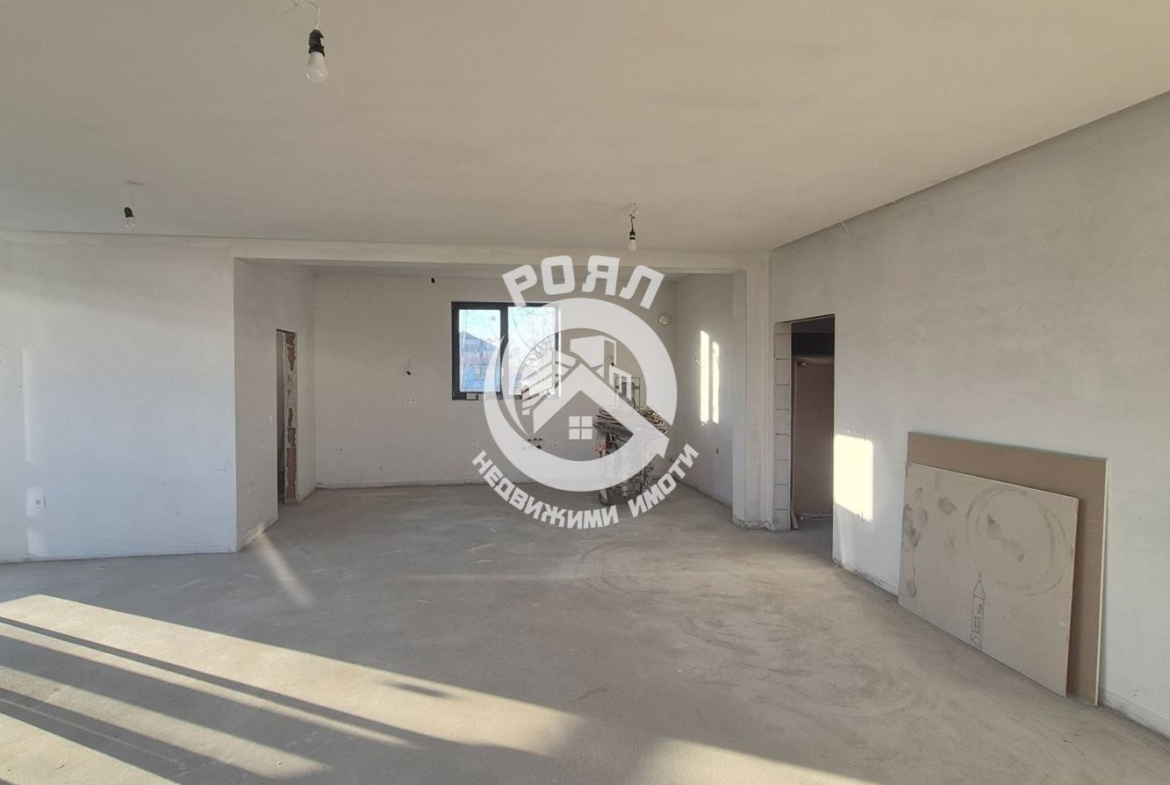 Роял Имоти предлага за продажба двуетажна къща в с.Златитрап - 0