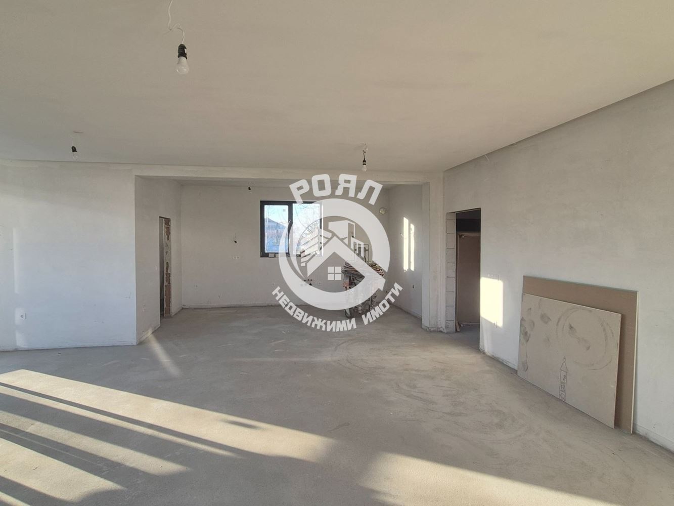 Роял Имоти предлага за продажба двуетажна къща в с.Златитрап - 0