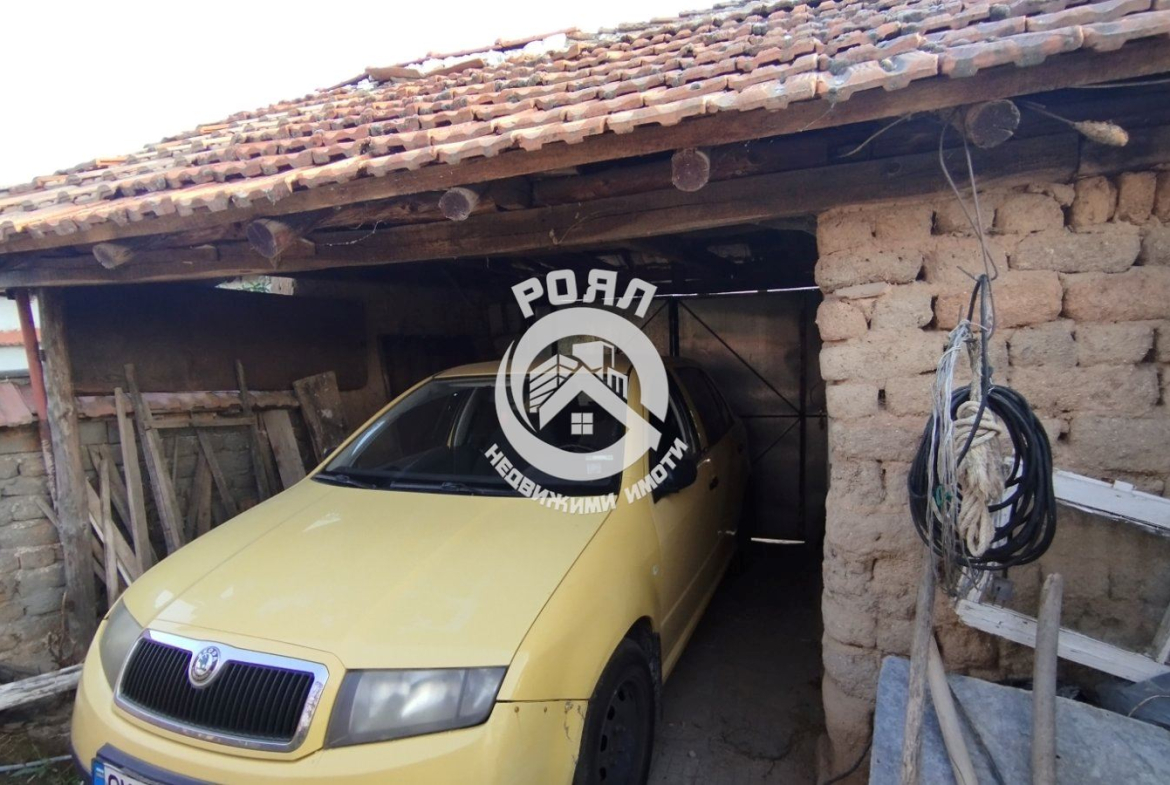 Роял имоти продава къща с двор в с. Паничери - 0