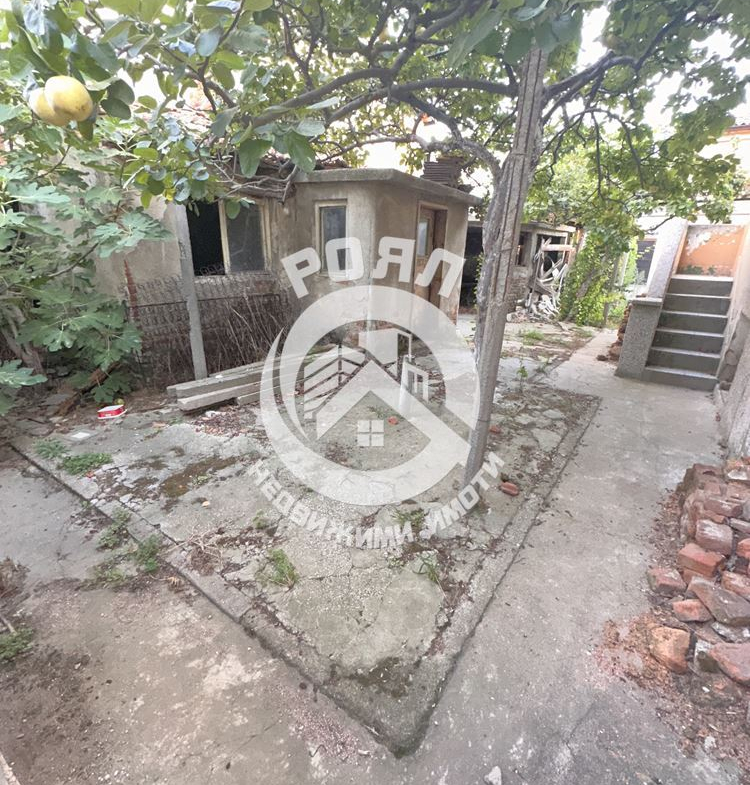 Роял имоти продава самостоятелна къща с двор в Центъра на кв.Прослав ,Пловдив - 0