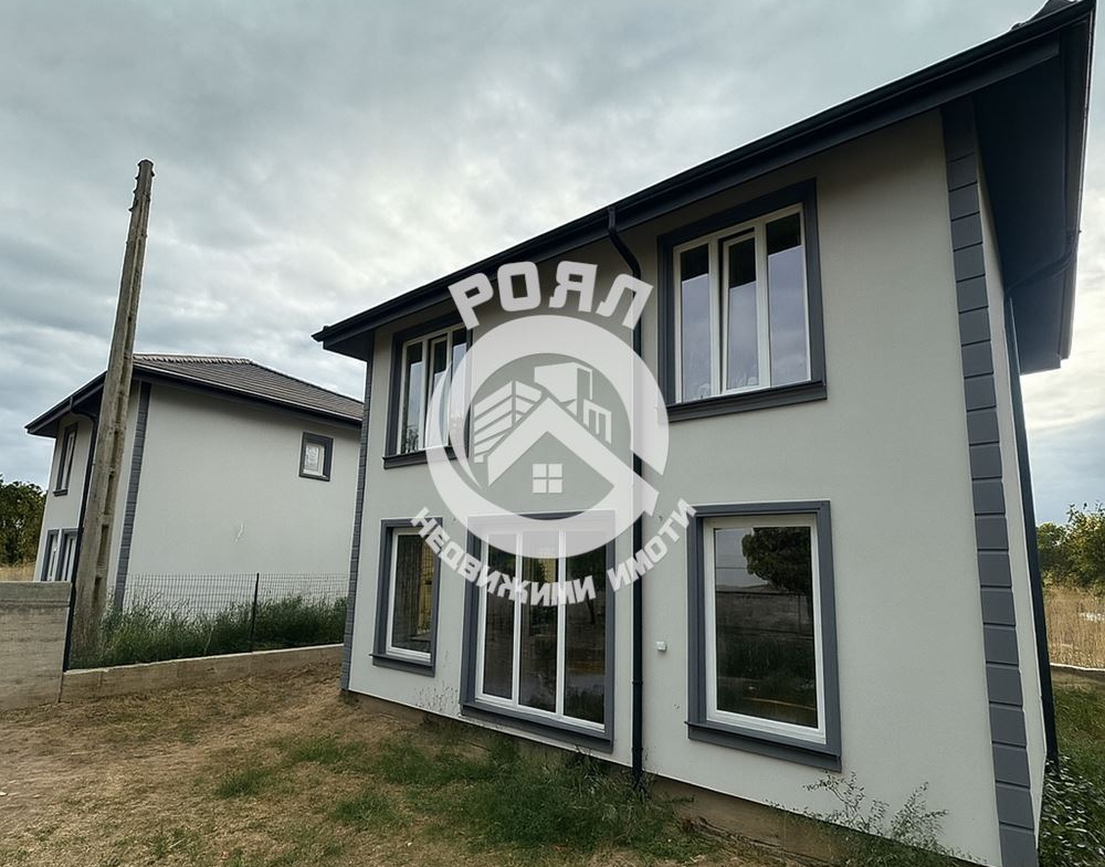 Роял Имоти продава Ексклузивно две двуетажни къщи в гр.Стамболийски - 0