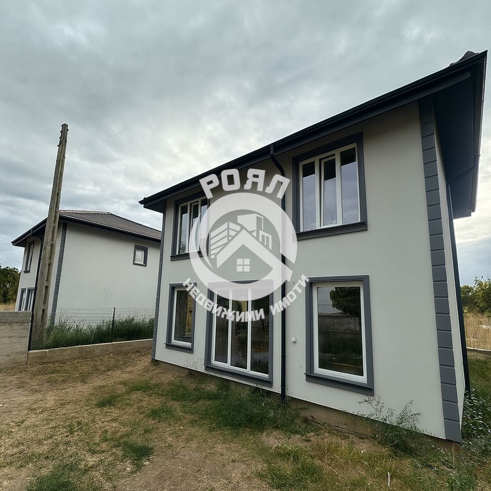 Роял Имоти продава Ексклузивно две двуетажни къщи в гр.Стамболийски - 0