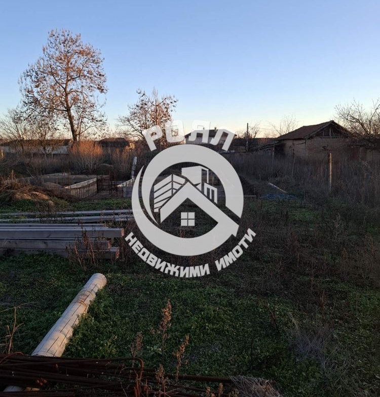 Роял имоти продава самостоятелна Къща с двор, пред акт 14, с.Паничери - 0