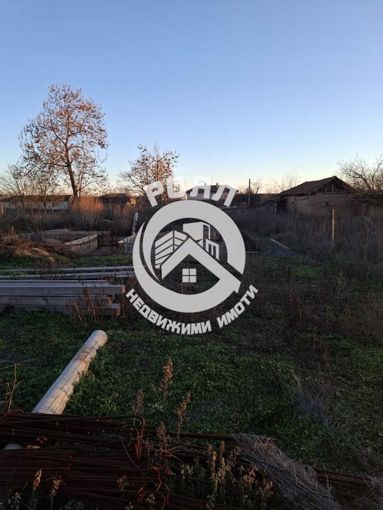 Роял имоти продава самостоятелна Къща с двор, пред акт 14, с.Паничери - 0