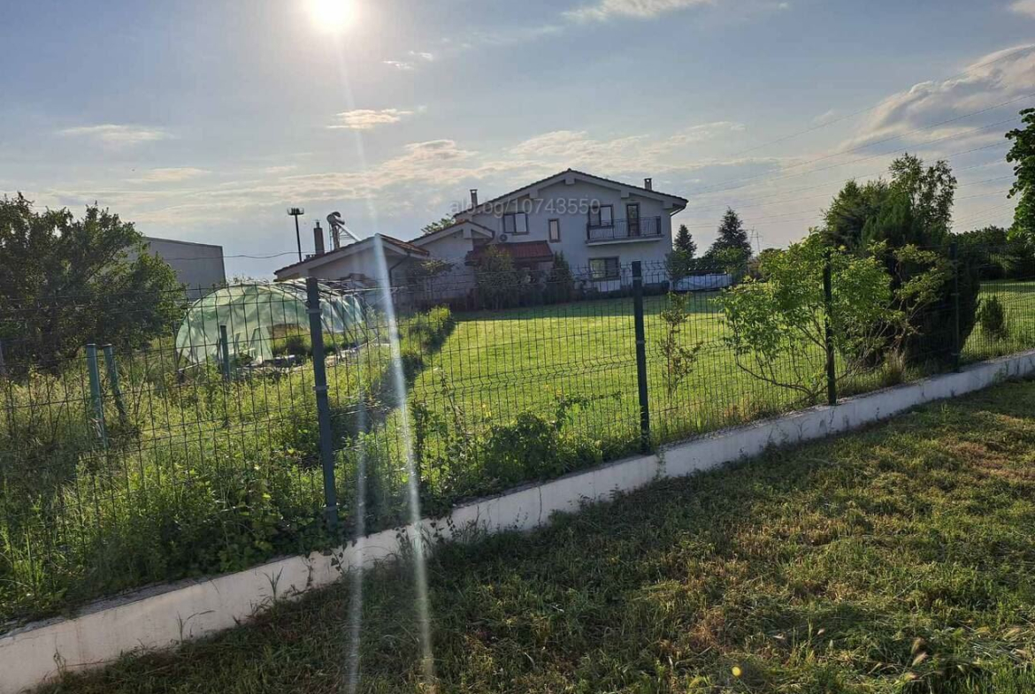 Роял Имоти продава парцел в село Златитрап - 0