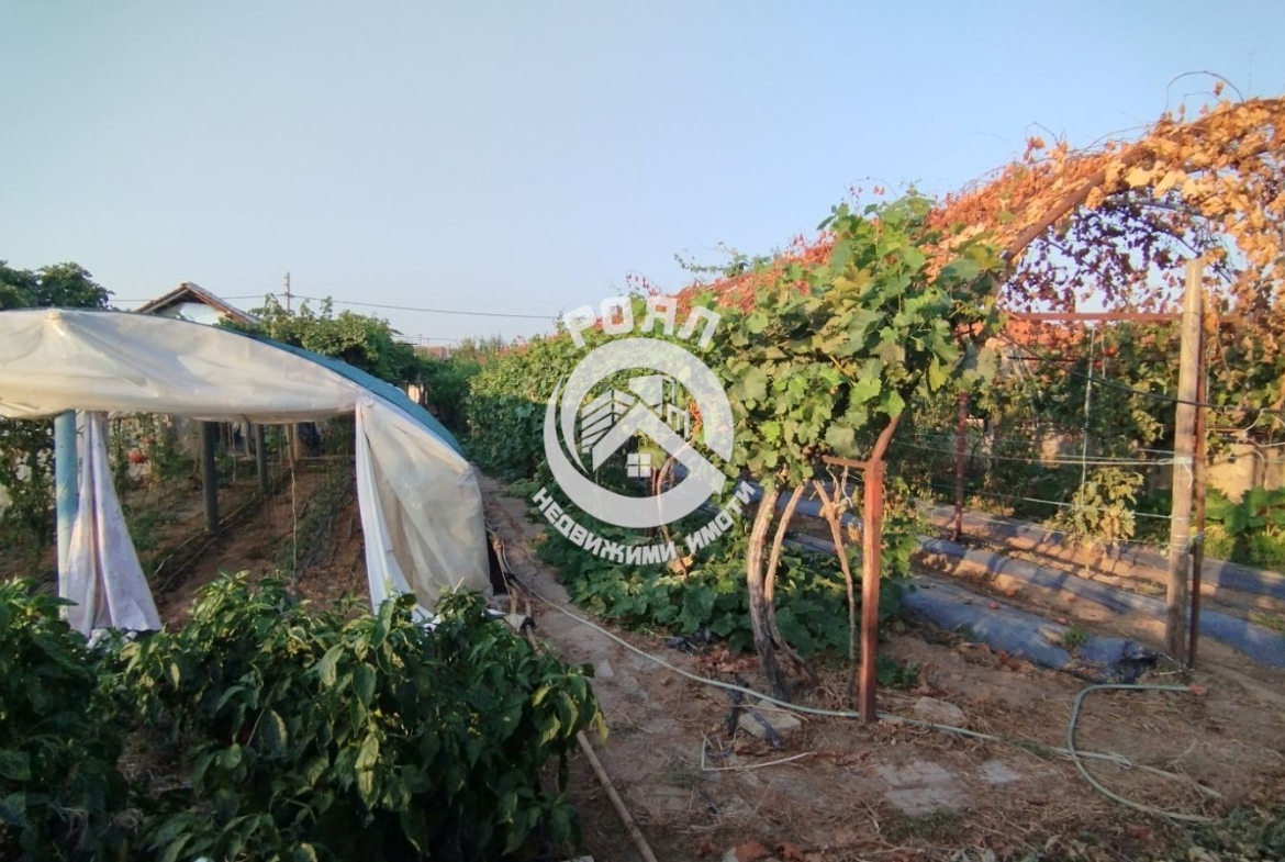 Роял имоти продава къща с двор в с. Паничери - 0