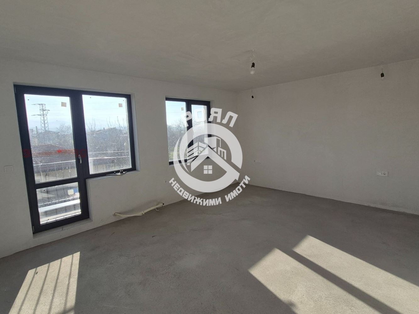 Роял Имоти предлага за продажба двуетажна къща в с.Златитрап - 0