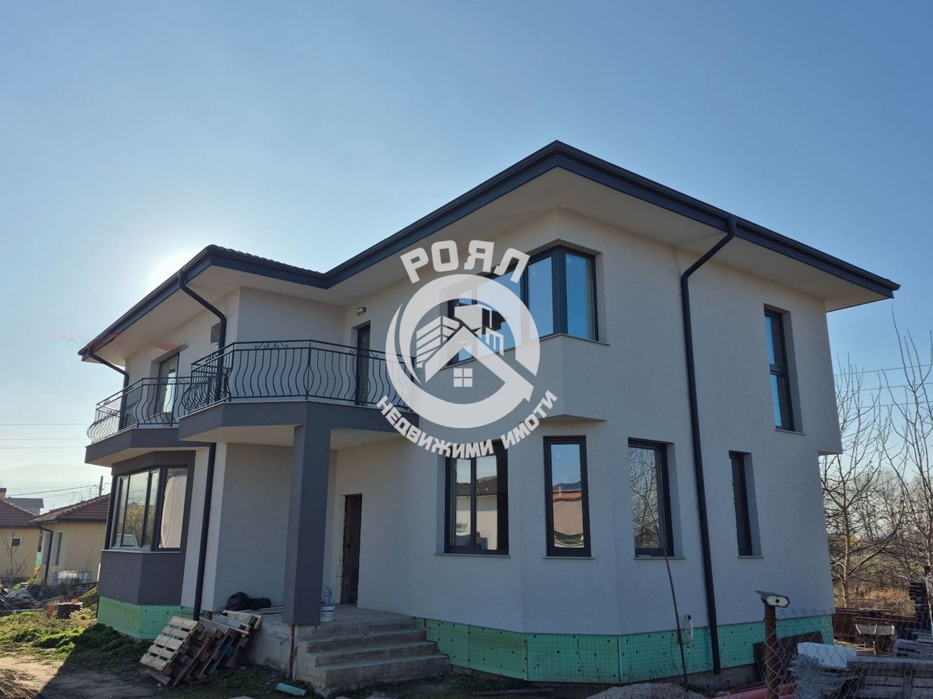 Роял Имоти предлага за продажба двуетажна къща в с.Златитрап - 0