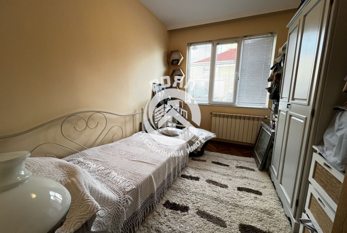 Роял имоти продава етаж от къща + мансарден двустаен апартамент, гараж, Прослав, Пловдив - 0