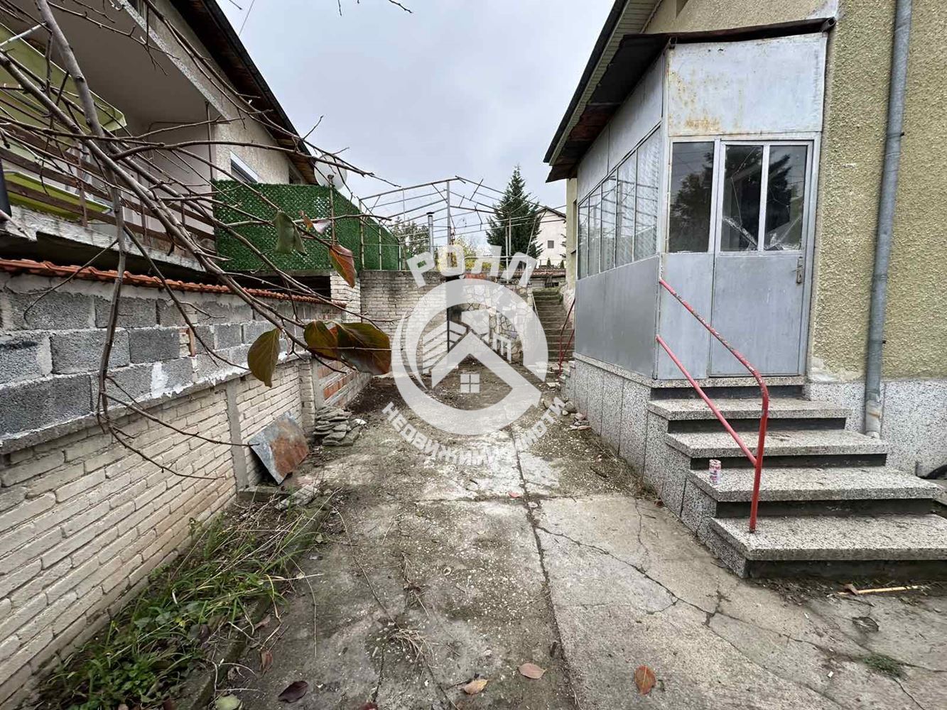 Роял Имоти продава двуетажна къща с двор в гр.Перущица - 0