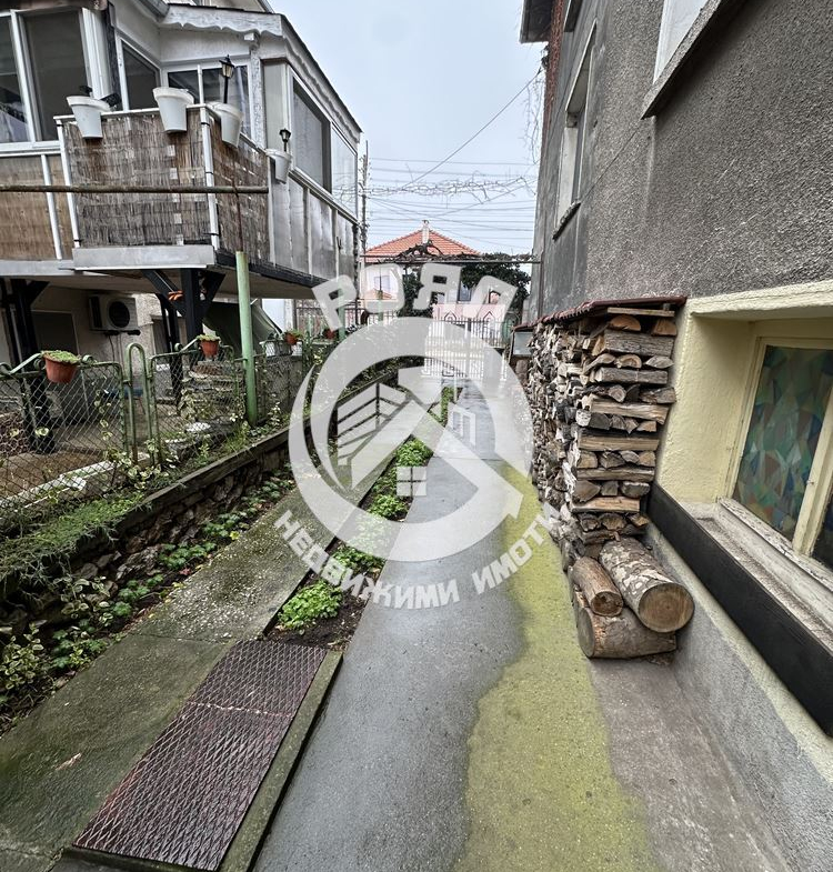 Роял Имоти продава етаж от къща с двор в гр. Стамболийски - 0