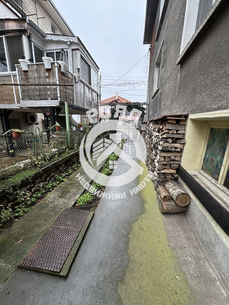 Роял Имоти продава етаж от къща с двор в гр. Стамболийски - 0