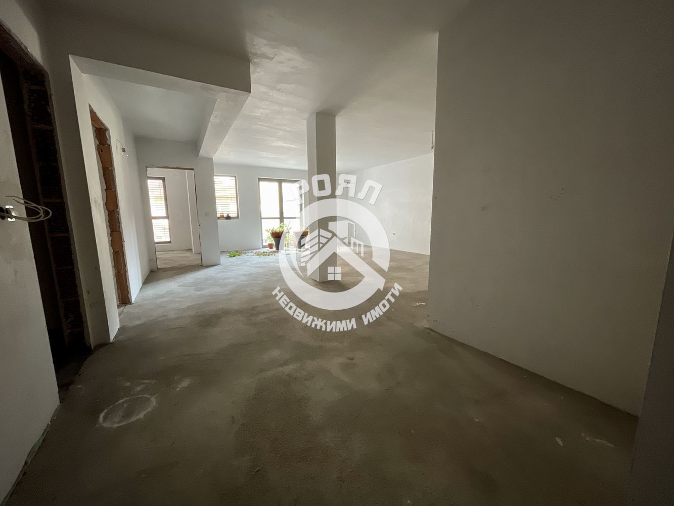 Роял имоти продава ЕКСКЛУЗИВНО тристаен апартамент, с Акт 16, Кършияка, до Новотел Пловдив - 0