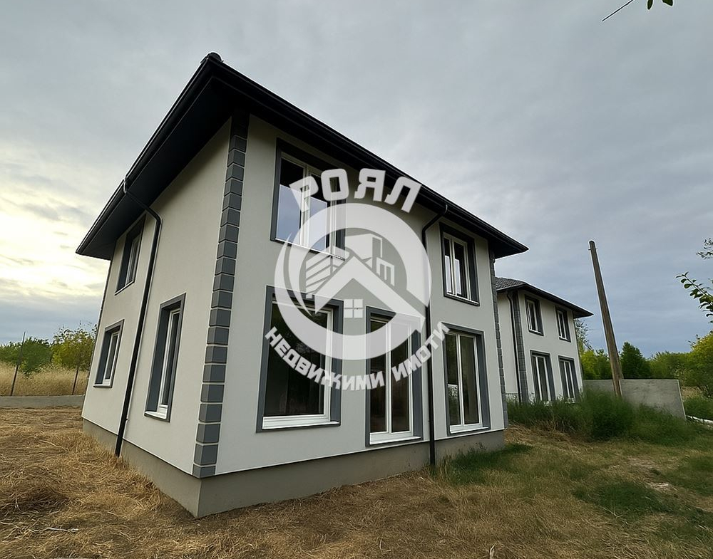 Роял Имоти продава Ексклузивно две двуетажни къщи в гр.Стамболийски - 0