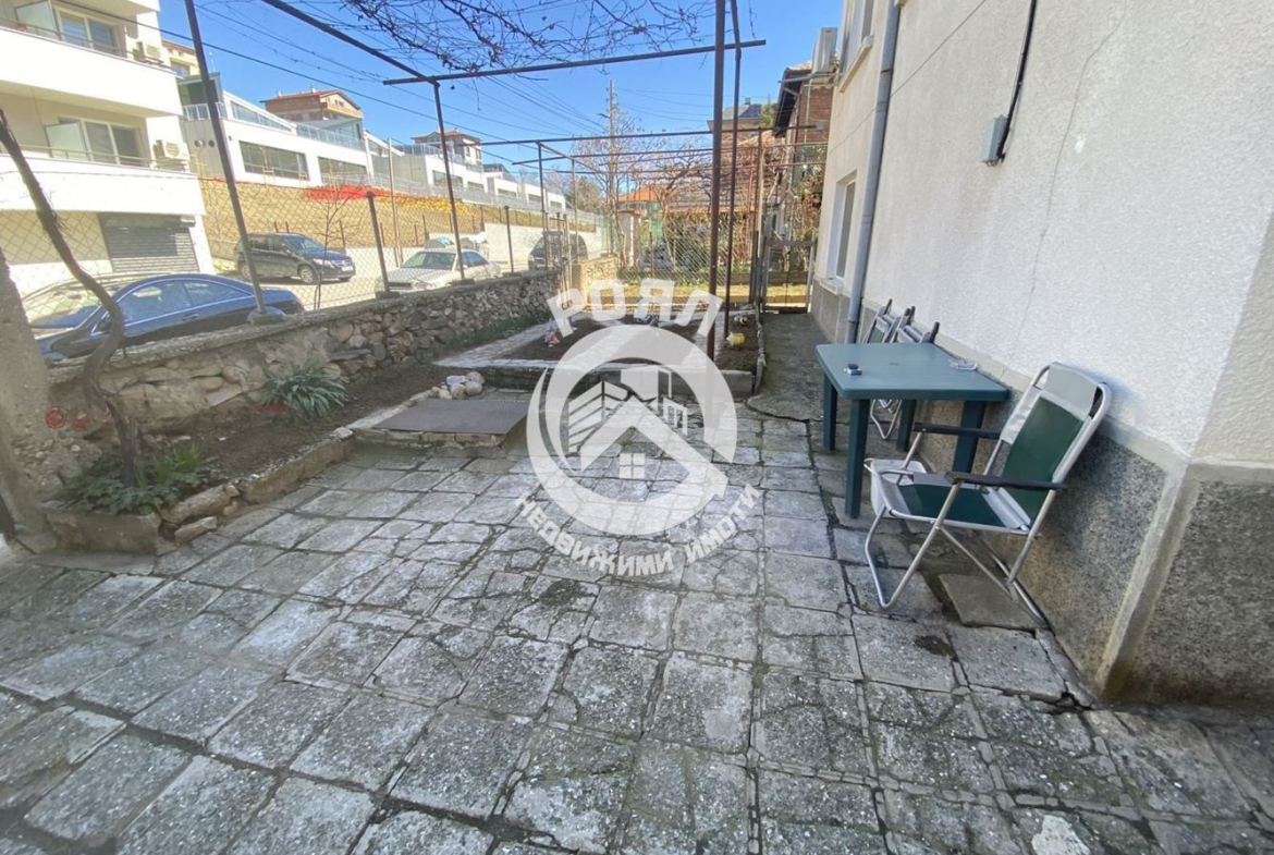 Роял имоти продава два етажа от къща,гр Асеновград,кв.Изток - 0