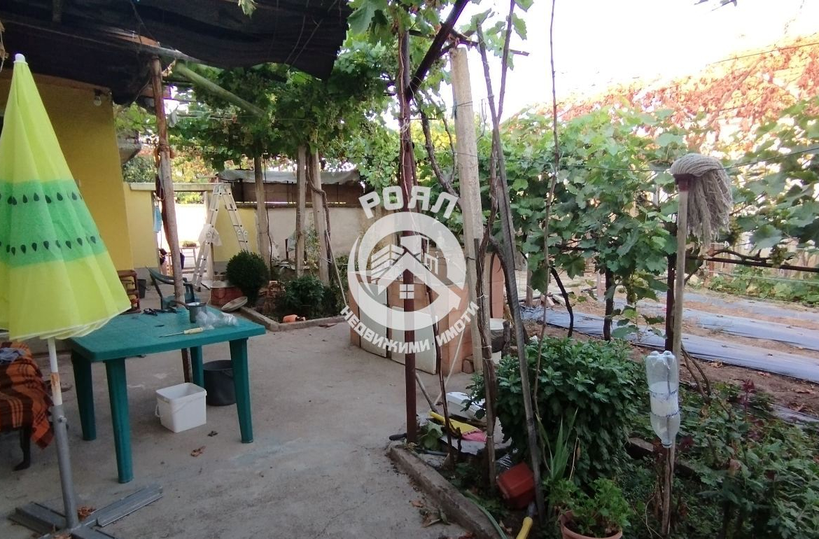 Роял имоти продава къща с двор в с. Паничери - 0